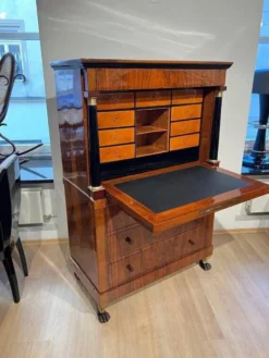 Secrétaire Biedermeier en noyer et érable, 1820