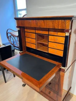 Secrétaire Biedermeier en noyer et érable, 1820