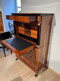 Secrétaire Biedermeier en noyer et érable, 1820
