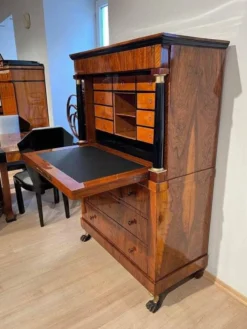 Secrétaire Biedermeier en noyer et érable, 1820
