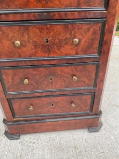 Secrétaire chiffonnier XIXe en ronce de noyer thuya & cuir doré aux fers