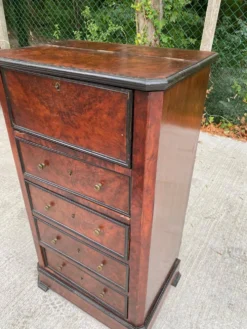 Secrétaire chiffonnier XIXe en ronce de noyer thuya & cuir doré aux fers