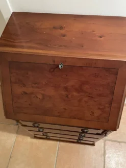 Secrétaire de pente en loupe d'orme — Manufacture anglaise Rosjohn