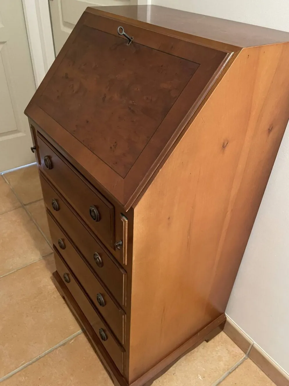 Secrétaire de pente en loupe d'orme — Manufacture anglaise Rosjohn