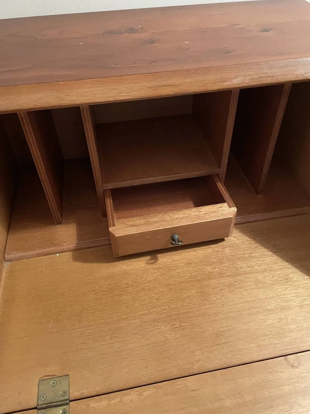 Secrétaire de pente en loupe d'orme — Manufacture anglaise Rosjohn