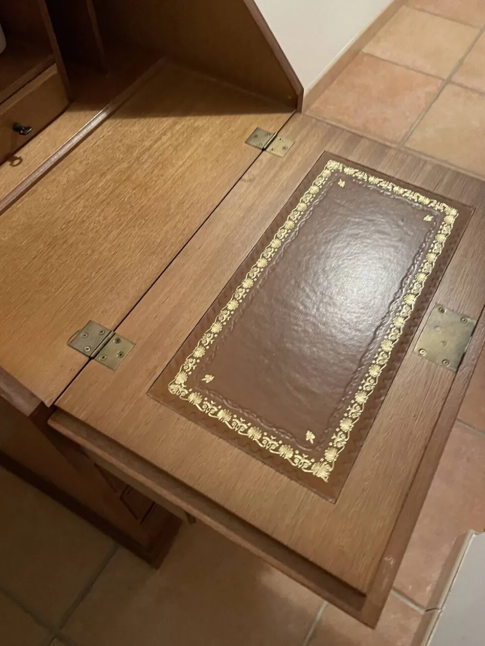 Secrétaire de pente en loupe d'orme — Manufacture anglaise Rosjohn