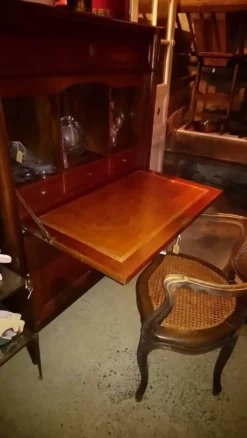 Secrétaire de style anglais en bois massif.