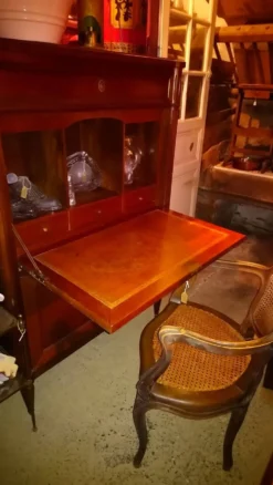 Secrétaire de style anglais en bois massif.