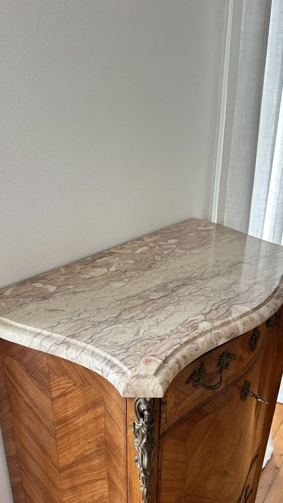 Secrétaire de style Louis XV en marqueterie et marbre
