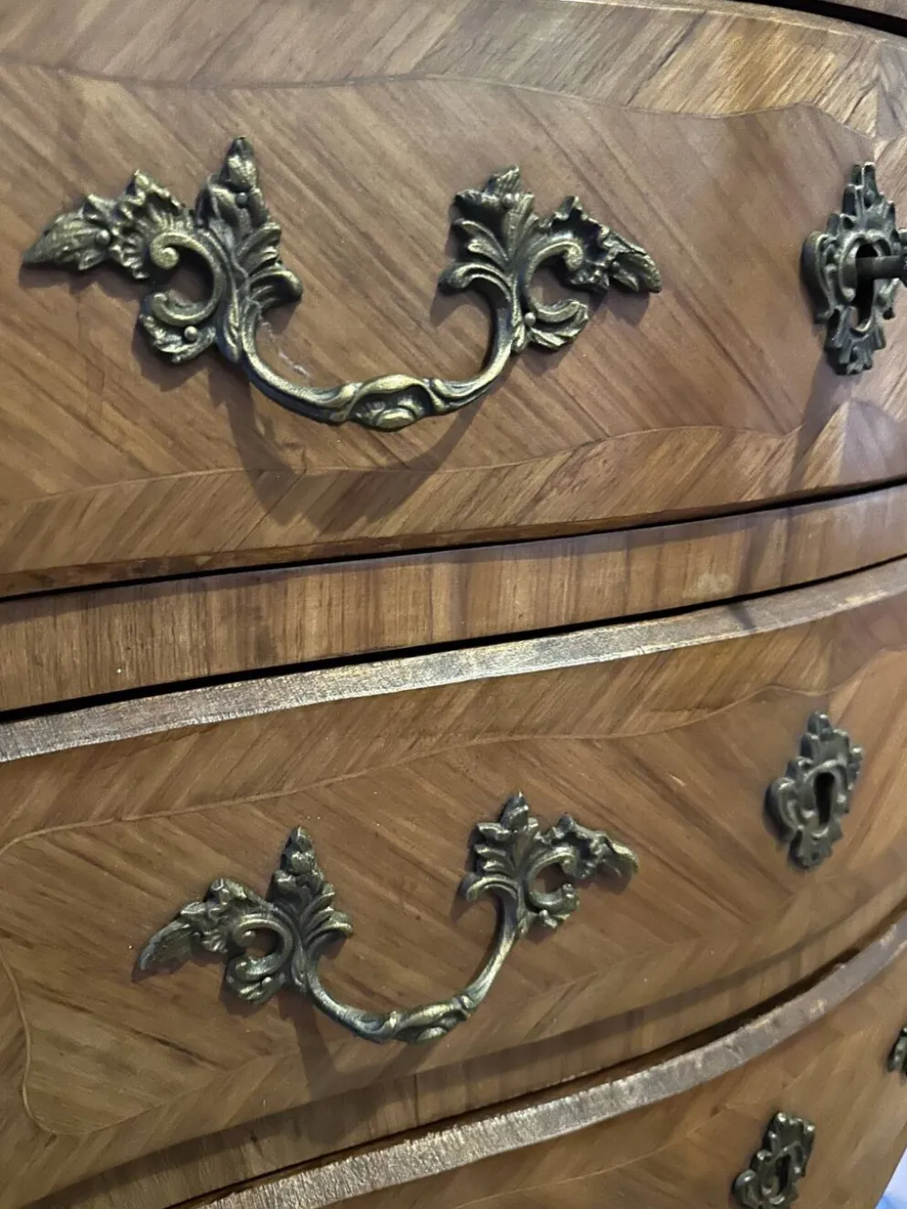 Secrétaire de style Louis XV en marqueterie et marbre