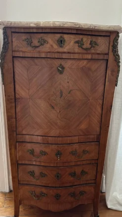 Secrétaire de style Louis XV en marqueterie et marbre