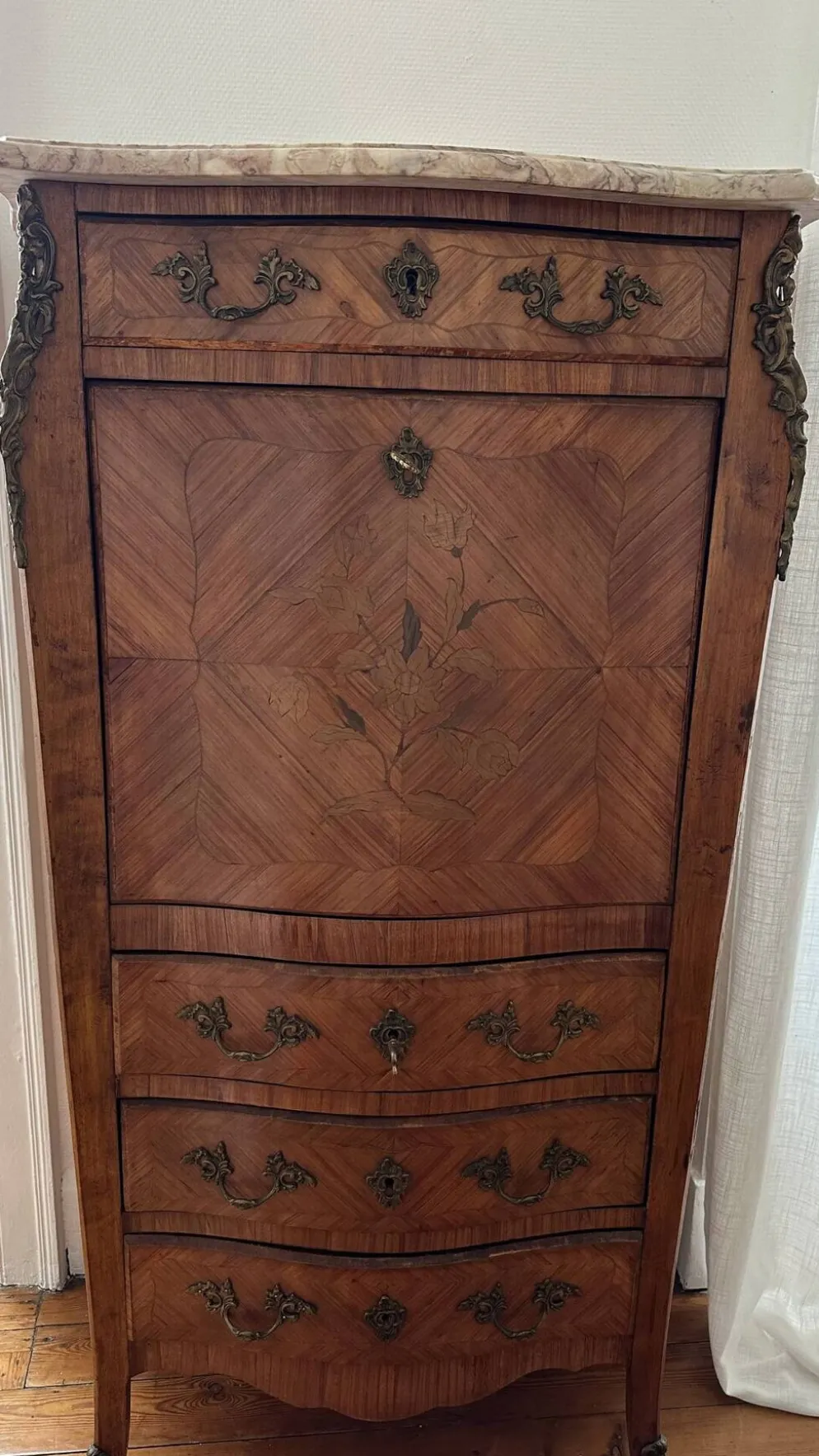 Secrétaire de style Louis XV en marqueterie et marbre