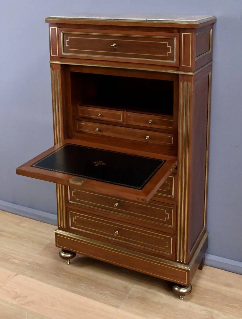 Secrétaire en acajou, style Louis XVI, époque Napoléon III – 2ème partie XIXe