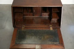 Secrétaire en chêne anglais du XVIIIe siècle avec dessus en cuir d'origine.