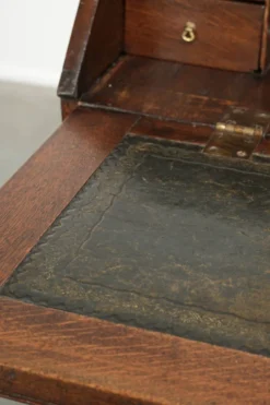 Secrétaire en chêne anglais du XVIIIe siècle avec dessus en cuir d'origine.