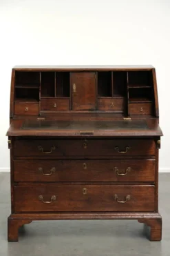 Secrétaire en chêne anglais du XVIIIe siècle avec dessus en cuir d'origine.