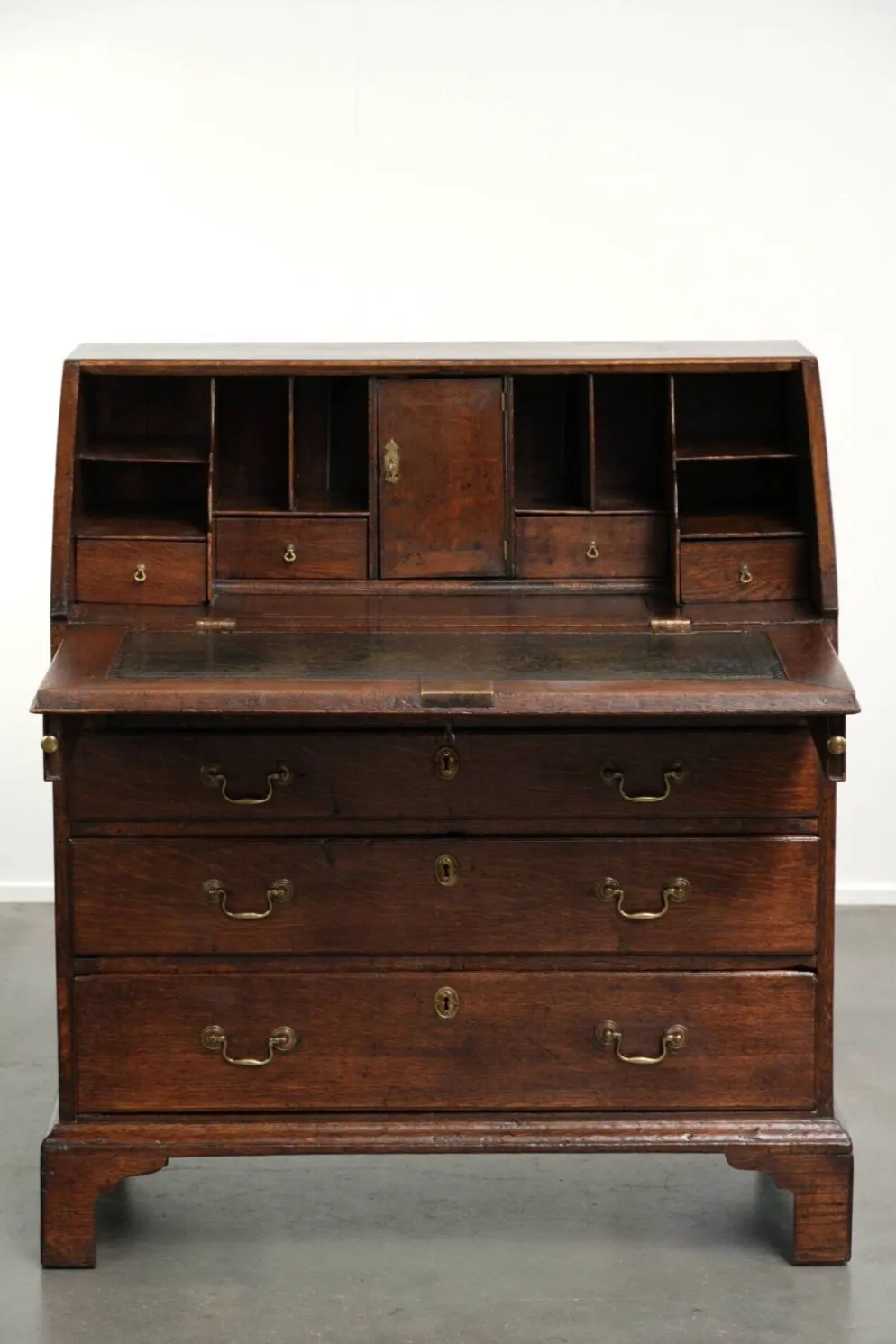 Secrétaire en chêne anglais du XVIIIe siècle avec dessus en cuir d'origine.
