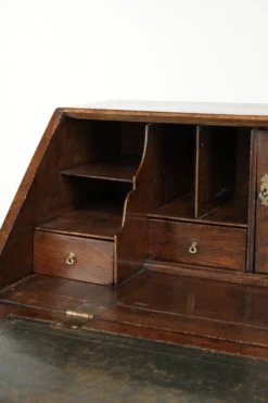 Secrétaire en chêne anglais du XVIIIe siècle avec dessus en cuir d'origine.