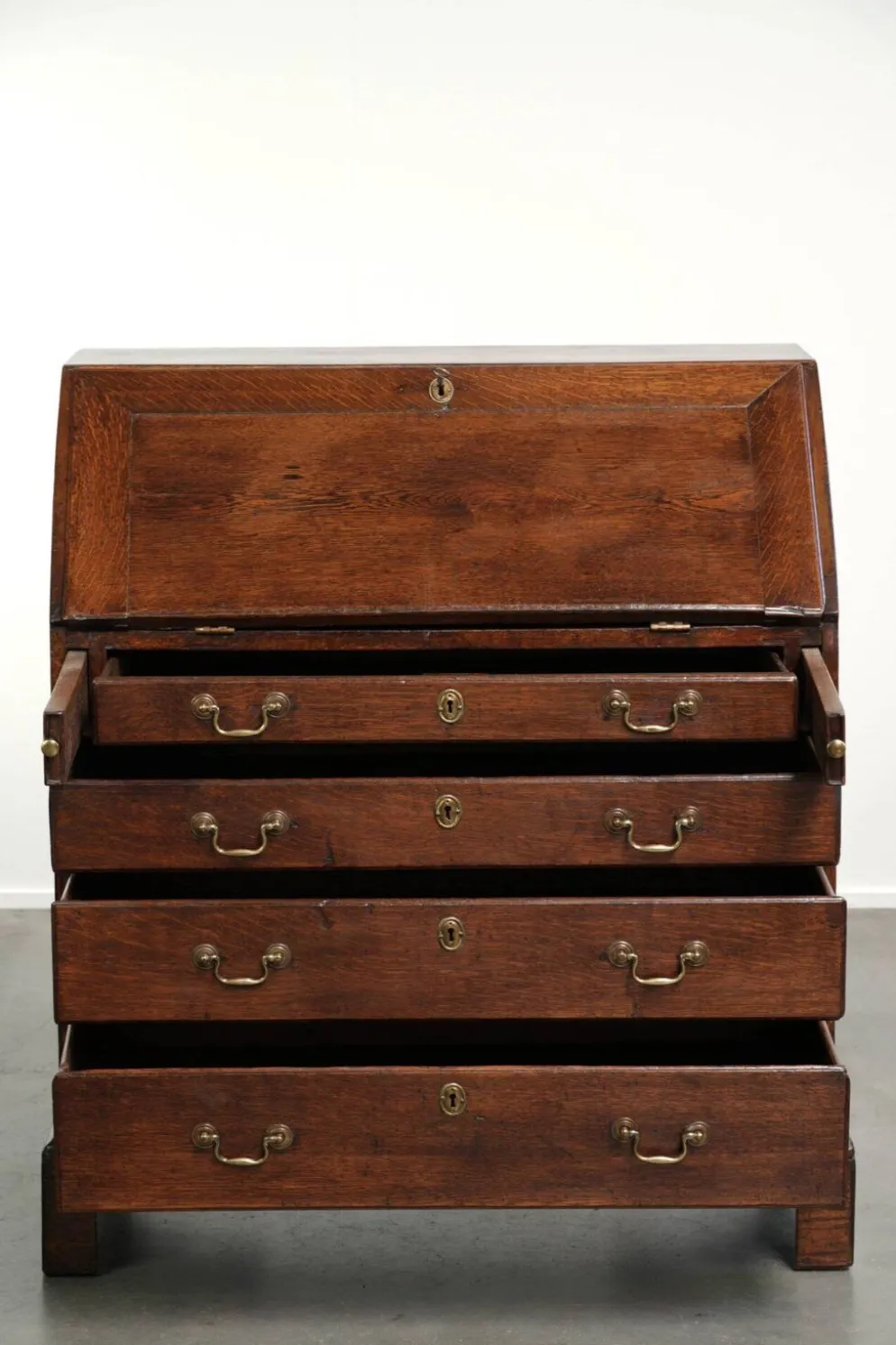 Secrétaire en chêne anglais du XVIIIe siècle avec dessus en cuir d'origine.