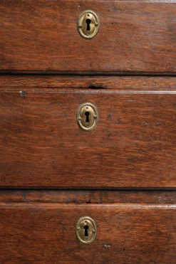 Secrétaire en chêne anglais du XVIIIe siècle avec dessus en cuir d'origine.