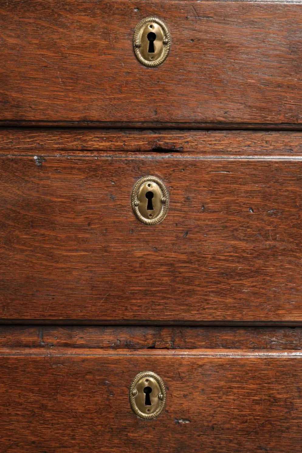 Secrétaire en chêne anglais du XVIIIe siècle avec dessus en cuir d'origine.