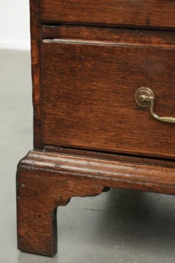 Secrétaire en chêne anglais du XVIIIe siècle avec dessus en cuir d'origine.