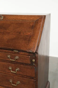 Secrétaire en chêne anglais du XVIIIe siècle avec dessus en cuir d'origine.