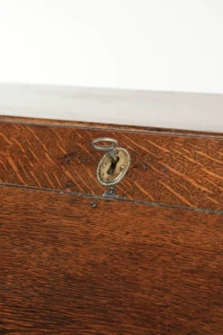 Secrétaire en chêne anglais du XVIIIe siècle avec dessus en cuir d'origine.