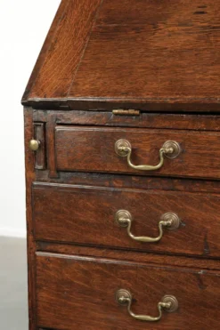 Secrétaire en chêne anglais du XVIIIe siècle avec dessus en cuir d'origine.
