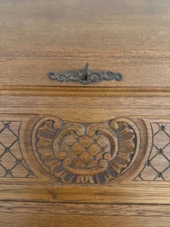 Secrétaire en chêne sculpté