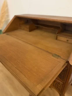 Secrétaire en chêne sculpté