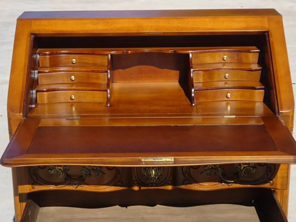 Secrétaire en merisier massif style Louis XV