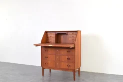 Secrétaire en teck danois des années 1960.
