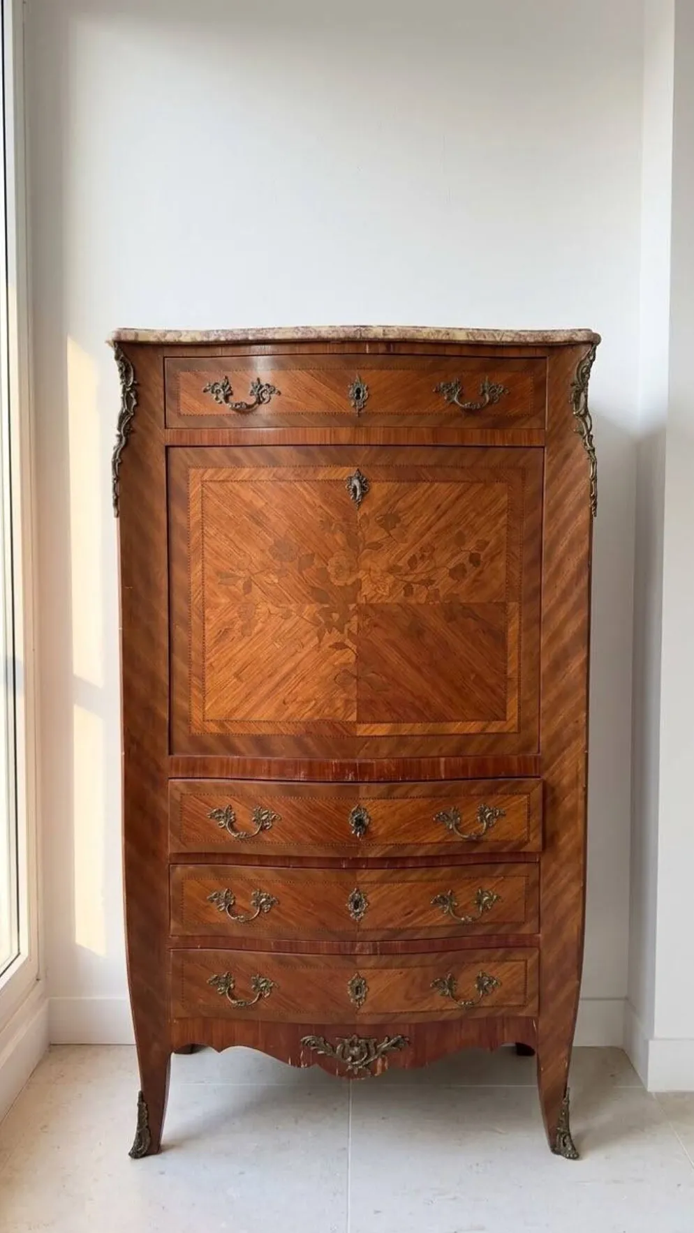 Secrétaire Louis XV en bois marqueté et marbre