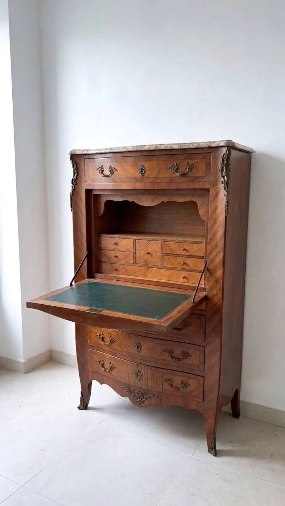 Secrétaire Louis XV en bois marqueté et marbre