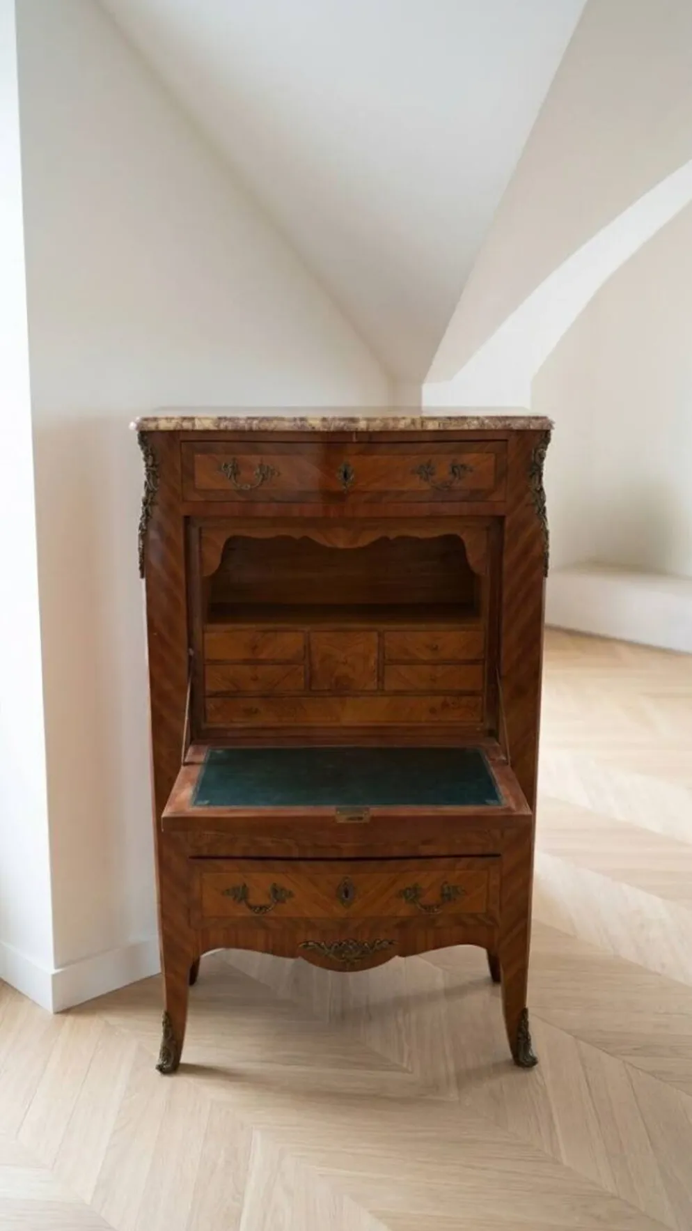 Secrétaire Louis XV en bois marqueté et marbre