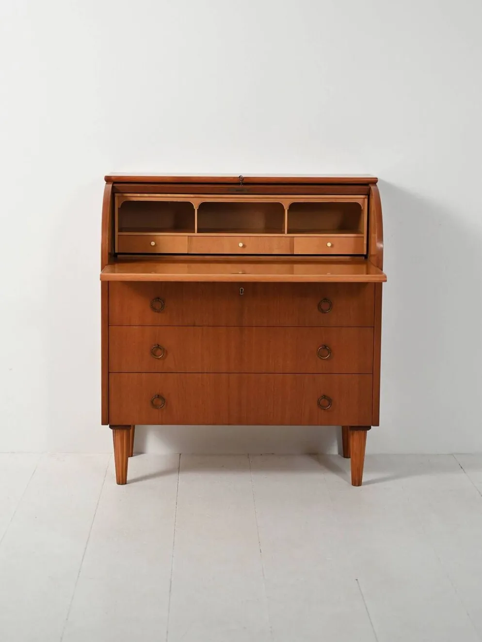Secrétaire scandinave avec des pieds tournés décorés.
