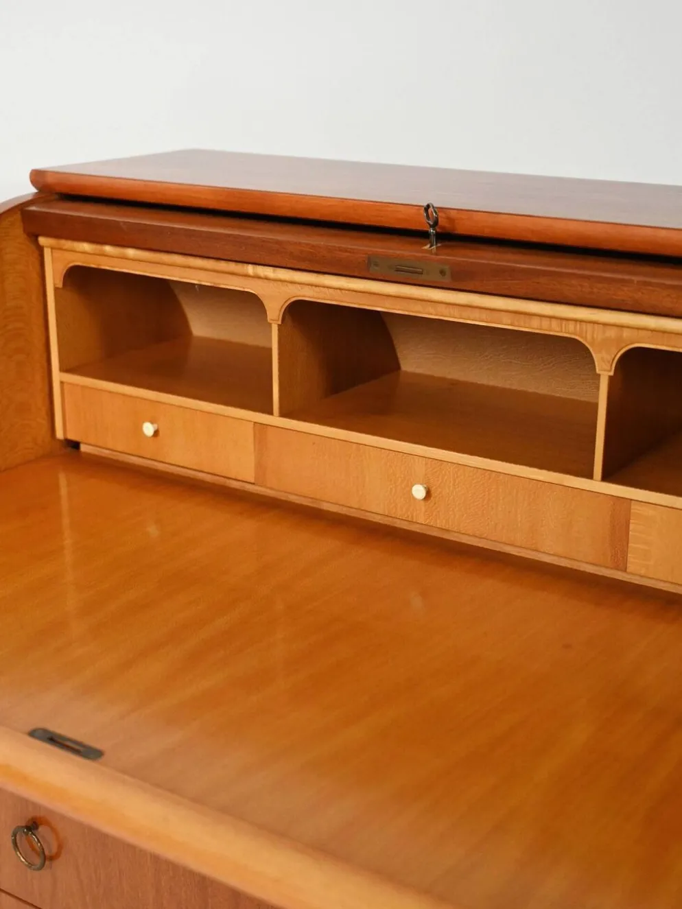 Secrétaire scandinave avec des pieds tournés décorés.