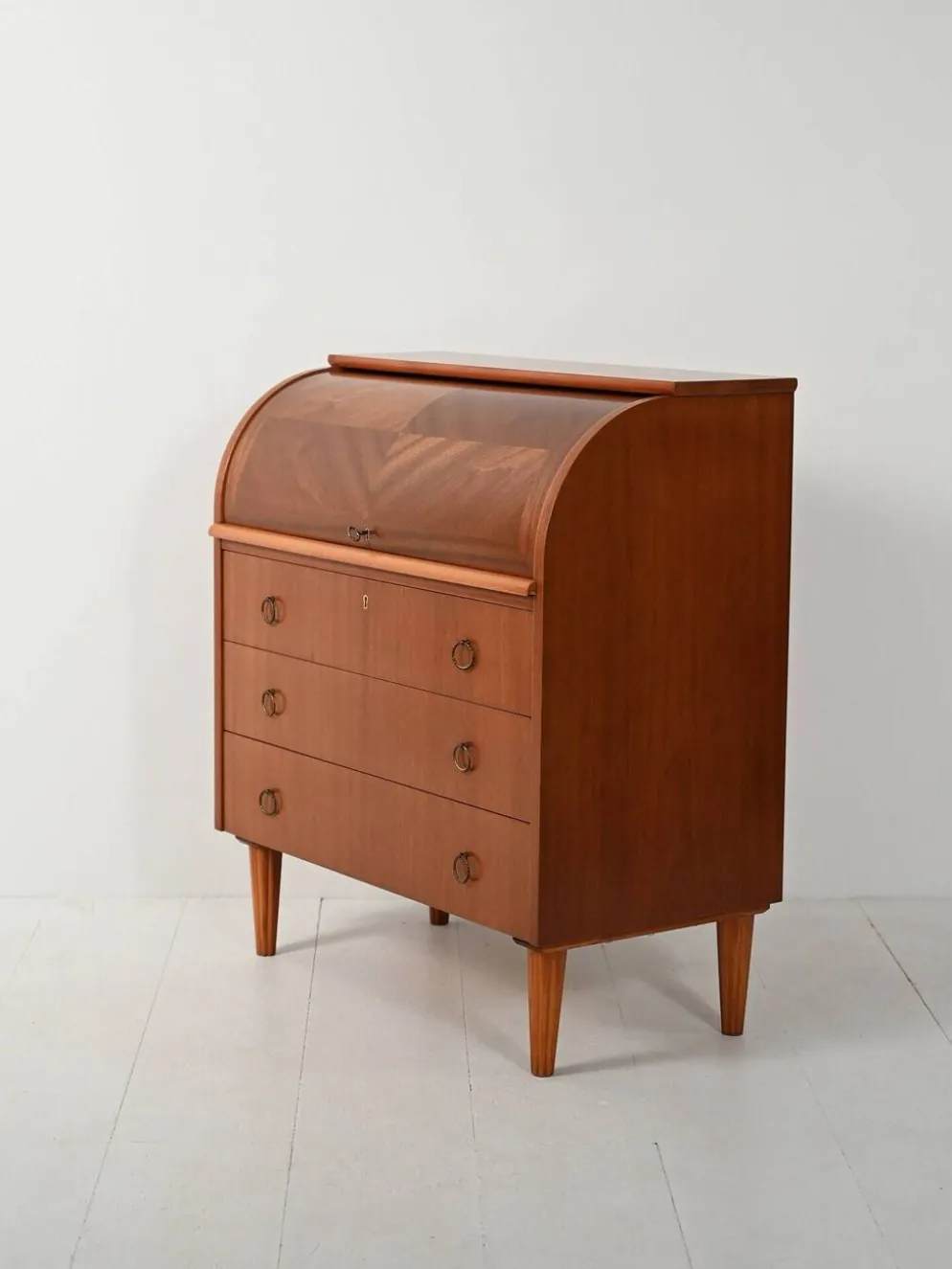 Secrétaire scandinave avec des pieds tournés décorés.