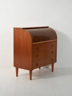 Secrétaire scandinave avec des pieds tournés décorés.