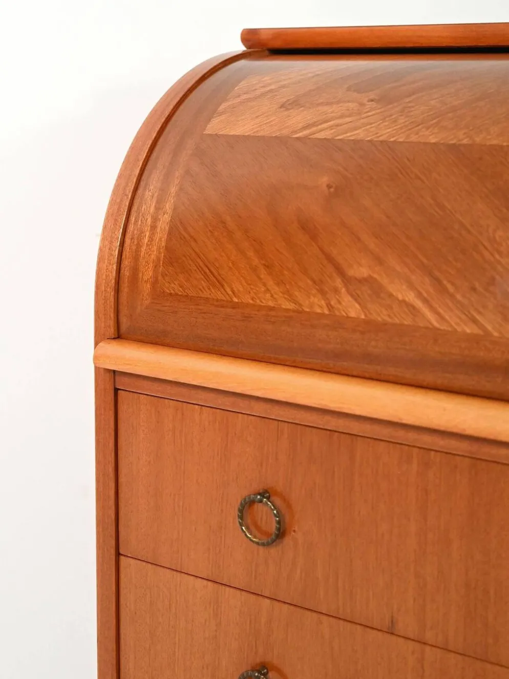 Secrétaire scandinave avec des pieds tournés décorés.