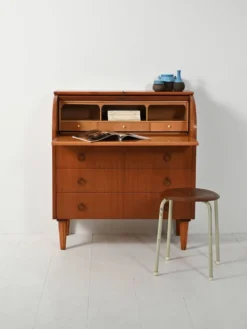 Secrétaire scandinave avec des pieds tournés décorés.