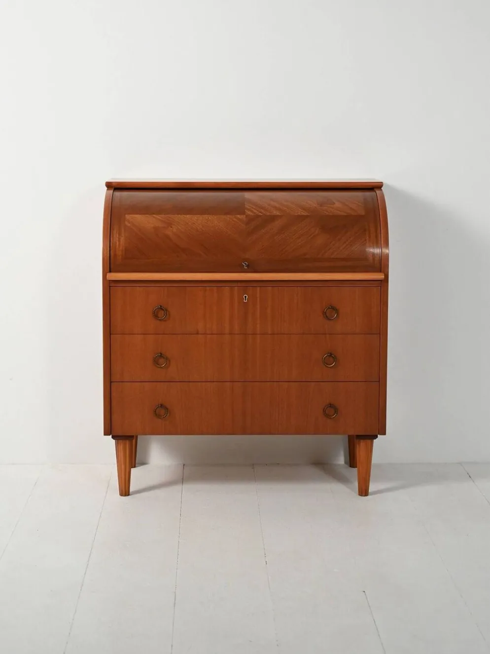 Secrétaire scandinave avec des pieds tournés décorés.