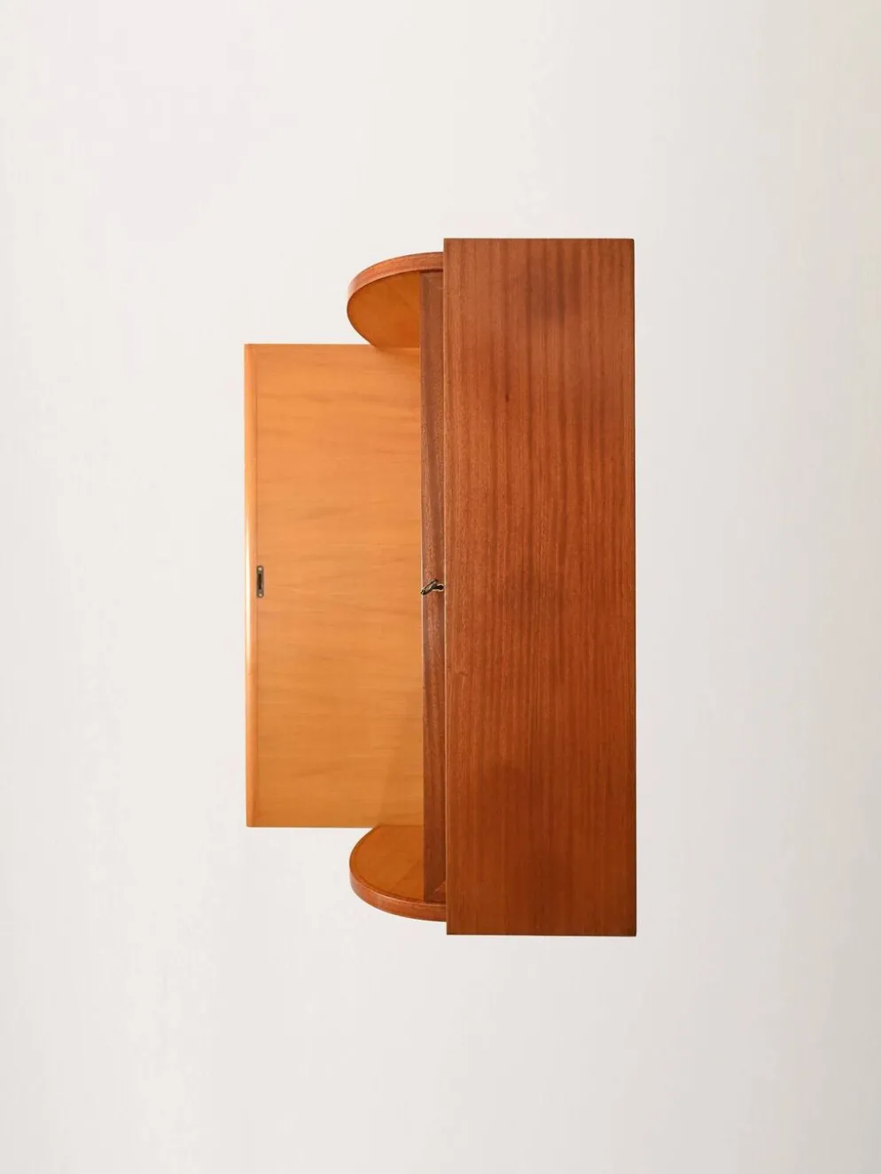 Secrétaire scandinave avec des pieds tournés décorés.