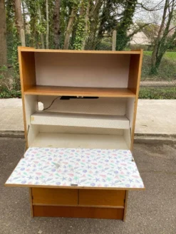 Secrétaire scandinave lumineux vintage avec 3 portes 1960
