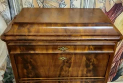 Secrétaire / scriban époque Bieidermeier en acajou flammé – XIXe siècle