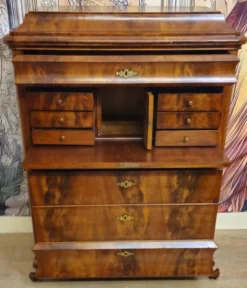 Secrétaire / scriban époque Bieidermeier en acajou flammé – XIXe siècle