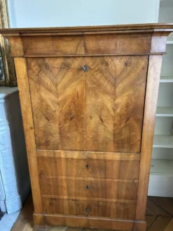 Secrétaire style « Louis Philippe, influence Biedermeier » en noyer.