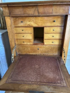 Secrétaire style « Louis Philippe, influence Biedermeier » en noyer.