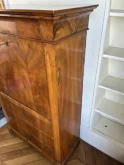 Secrétaire style « Louis Philippe, influence Biedermeier » en noyer.